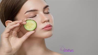 تغذیه مناسب با مصرف میوه‌ها، سبزیجات، و ماهی‌های چرب می‌تواند به بهبود سلامت و درخشندگی پوست کمک کند و از پیری زودرس و مشکلات پوستی جلوگیری کند. پرهیز از مصرف زیاد قند، چربی‌های اشباع و نوشیدنی‌های الکلی نیز برای حفظ سلامت پوست اهمیت دارد.








