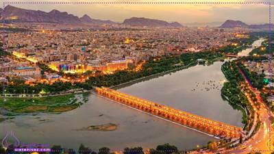 در سفر دو روزه به اصفهان، بازدید از میدان نقش جهان، مسجد امام، عالی‌قاپو، کاخ چهلستون، پل خواجو، سی‌وسه پل و منارجنبان توصیه می‌شود. این شهر با معماری تاریخی و طبیعت زیبا، تجربه‌ای فراموش‌نشدنی رقم می‌زند.  
