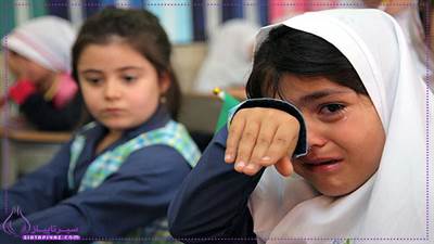 برای کمک به بچه‌ها در روز اول مدرسه، والدین می‌توانند با ایجاد روتین منظم، ارائه حمایت عاطفی، تشویق به برقراری ارتباط و توجه به احساسات، به کاهش استرس آن‌ها کمک کنند.