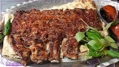 دنده‌کباب کرمانشاهی با آن بافت نرم و طعم دودی، یکی از لذیذترین کباب‌های ایرانی است. حالا این غذای محبوب را با ترفندی ویژه از آشپزهای جنوبی کامل کنید: سس مخفی ای که گوشت را به قطعه‌ای از بهشت تبدیل می‌کند!

