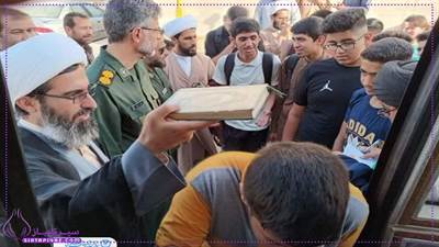 طلبه فداکار رامشیری به نام موسی سویطی هنگام نجات دو کارگر شهرداری از چاه فاضلاب، بر اثر مسمومیت گازی به شهادت رسید. این حادثه لزوم رعایت ایمنی در کارهای خطرناک را یادآوری می کند.